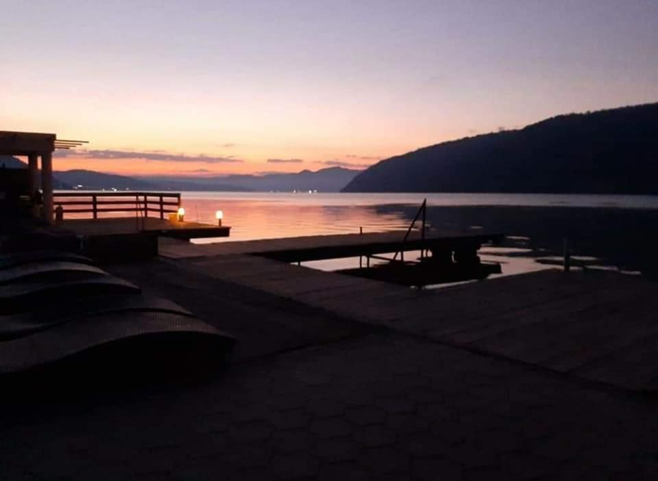 Exclusive Villa Ieşelniţa Bagian luar foto